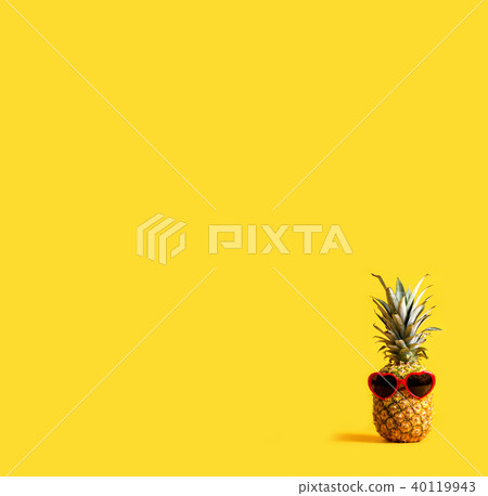 Pineapple wearing sunglasses 40119943