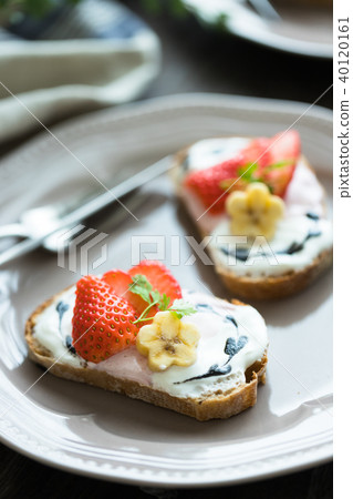 與三文魚和香蕉的Tartine 與三文魚和香蕉的Tartine 40120161