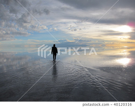 Uyuni salt lake mirror lining Uyuni salt lake mirror lining 40120316