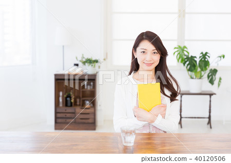 讀一本書的女人 讀一本書的女人 40120506
