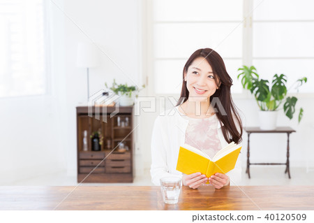 讀一本書的女人 讀一本書的女人 40120509