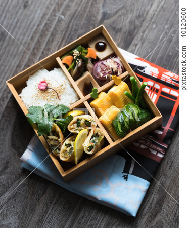 Lunch box with spring roll and soup roll Lunch box with spring roll and soup roll 40120600