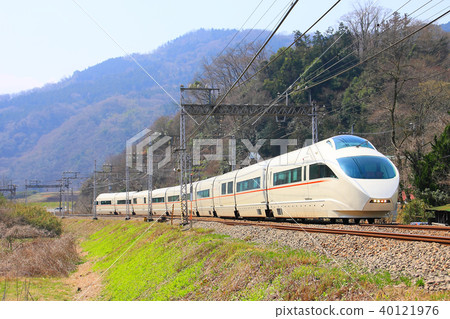小田急浪漫車VSE在山區運行 小田急浪漫車VSE在山區運行 40121976