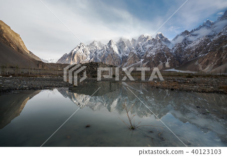 Mountain landscape with reflection on the water 40123103