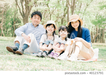 徒步旅行與兩個家庭姐妹和年輕夫婦的家庭 40123791