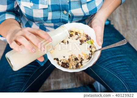 Girl with a plate of muesli 40123922