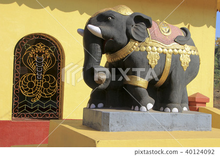 Elephant Statue at Temple 40124092