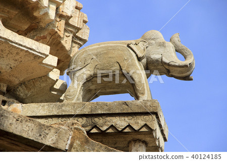 Saluting Stone Elephant Saluting Stone Elephant 40124185