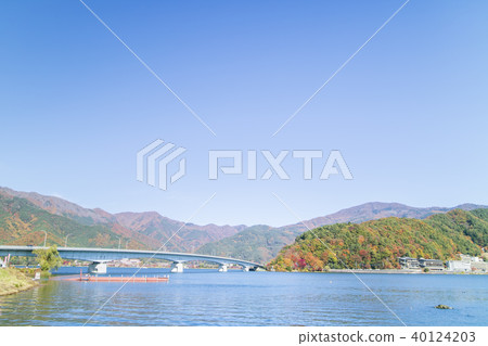 Lake Kawaguchiko Autumn leaves 40124203