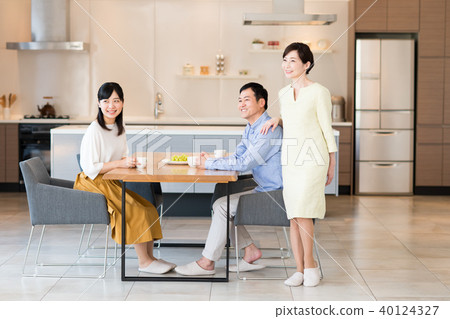 Middle family Middle family 40124327
