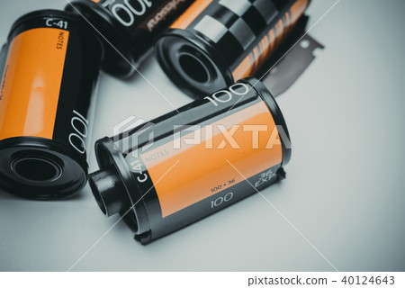 photo film in cartridge on white background. photo film in cartridge on white background. 40124643
