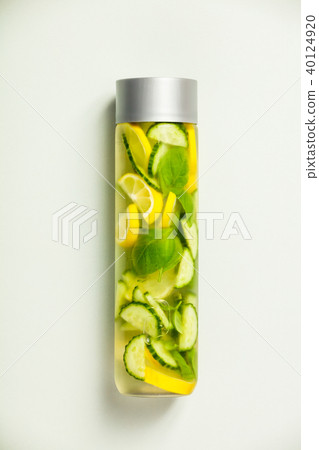Infused water-vertical composition Infused water-vertical composition 40124920