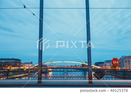 Pilsudzki bridge in Krakow at twilight, Poland Pilsudzki bridge in Krakow at twilight, Poland 40125378