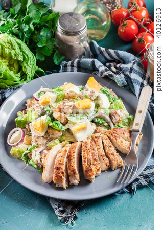 Caesar salad with chicken, eggs and croutons 40126913