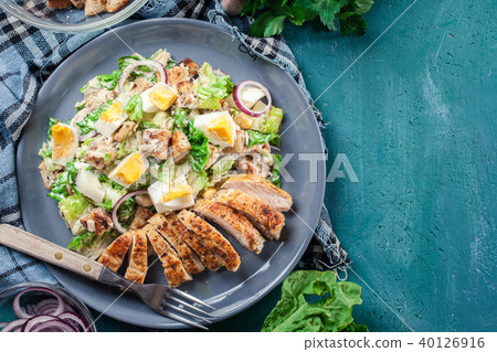 Caesar salad with chicken, eggs and croutons 40126916