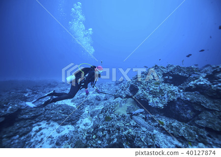 scuba driving 40127874