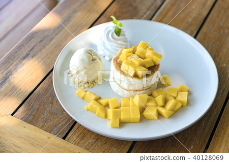 Mango and vanilla ice cream with fluffy cake Mango and vanilla ice cream with fluffy cake 40128069
