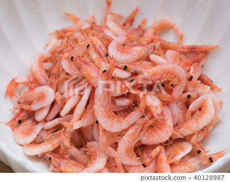 Sakura shrimp with fried potatoes 40128987