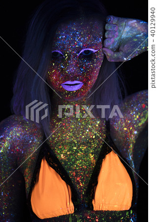 Portrait of Beautiful Fashion Woman in Neon UF Light. Model Girl with Fluorescent Creative 40129940