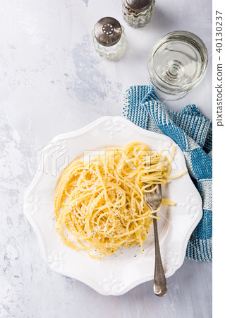 Italian pasta with pecorino cheese 40130237
