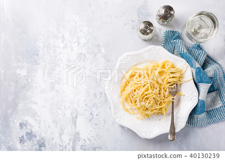 Italian pasta with pecorino cheese 40130239