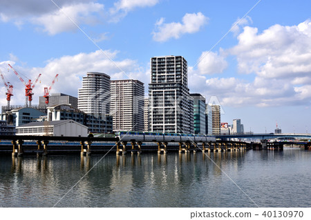 Tokyo monorail going down Keihin canal 40130970