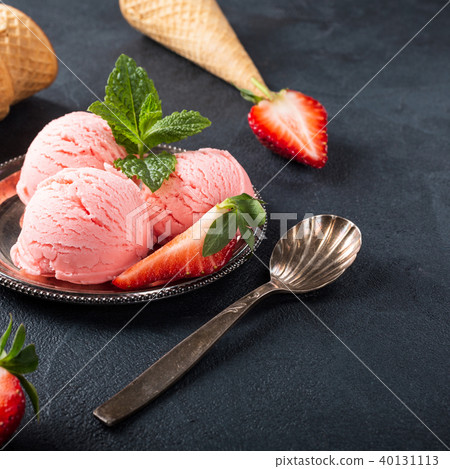 Flat lay with strawberry ice cream 40131113