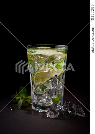 Glass of iced lemonade soda with slice lime and mint leaves 40133299