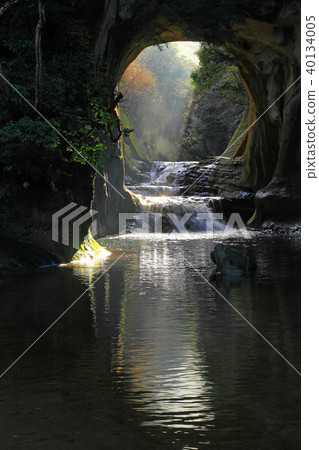 The moment the sun shines in the cave 40134005