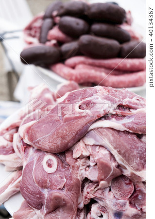 raw pork and lamb meat, and sausages 40134367