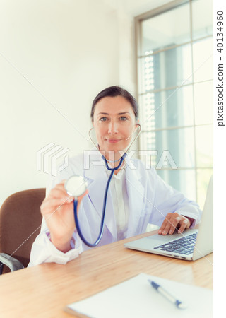 Female doctor holding a stethoscope  40134960