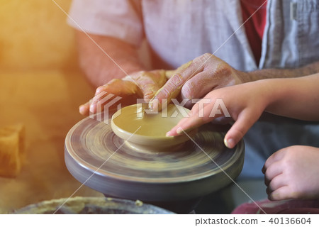 Creating a jar or vase of white clay close-up 40136604