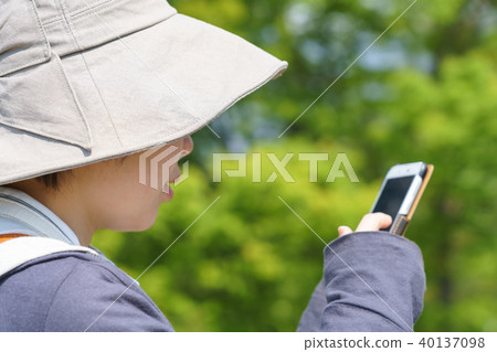 智能手機操作的女人 智能手機操作的女人 40137098