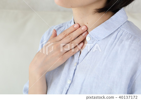 my throat hurts 40137172