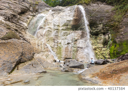 秋田縣湯澤市Kawaharamo Oyutaki於9月落下 40137384