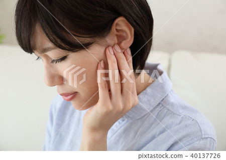 我的耳朵疼 我的耳朵疼 40137726