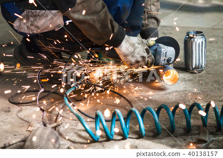 mechanic cuts new pipe for corrugation muffler mechanic cuts new pipe for corrugation muffler 40138157