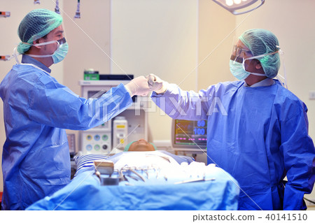 Team surgeon congratulating a successful Team surgeon congratulating a successful 40141510
