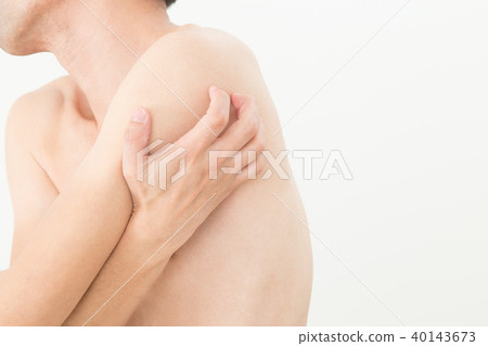 Men scratching their bodies 40143673