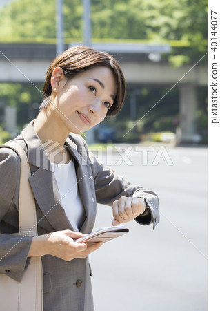 等待出租車(汽車)的女商人 等待出租車(汽車)的女商人 40144077