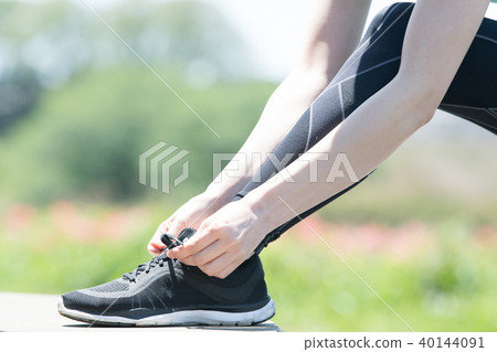 女鞋腳綁在運動鞋上的鞋帶 40144091