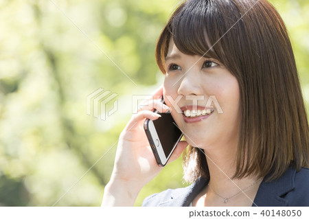 20歲的女人用智能手機說話，新鮮的綠色新鮮的形象 40148050