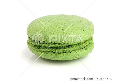 green macaron isolated on white background closeup 40148389