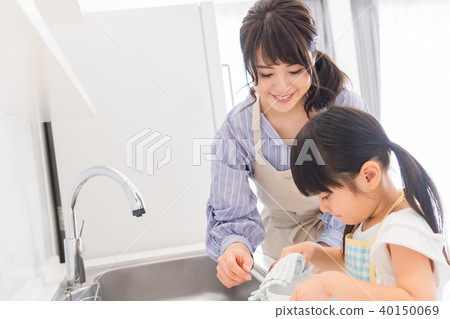 Parent and child, mother and daughter, kitchen, help 40150069