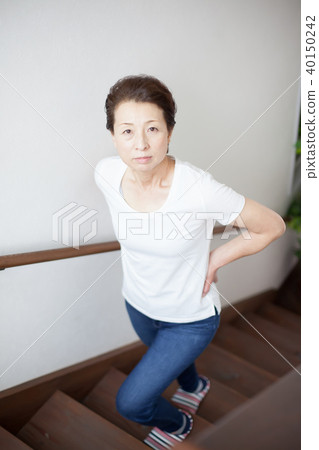 關節疼痛中間女性樓梯 關節疼痛中間女性樓梯 40150242