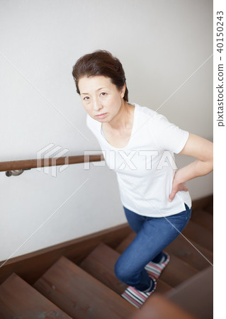 Joint pain Middle female stairs Joint pain Middle female stairs 40150243