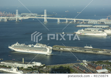 橫濱港戴鑽石公主下橋 40150874
