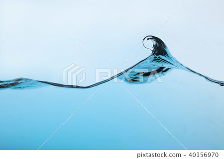在水和波浪之間 在水和波浪之間 40156970
