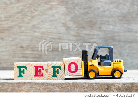 Toy forklift hold letter block O to word FEFO 40158137