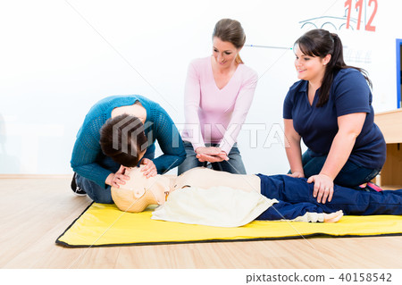 Group of women in first aid course 40158542